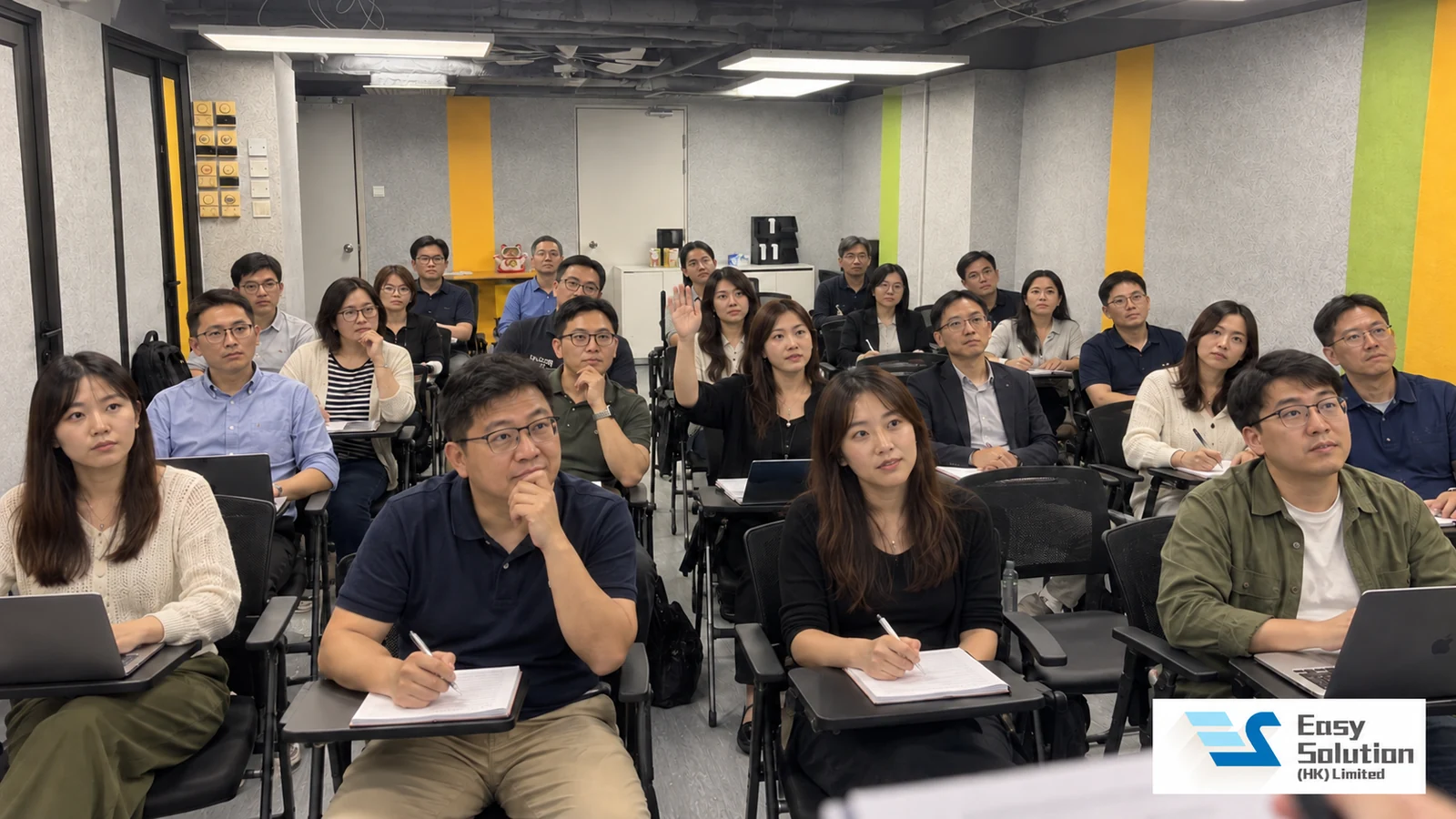 Easy Solution 品牌課室情境圖：從導師位置望向滿班成年學員，有人寫筆記及舉手