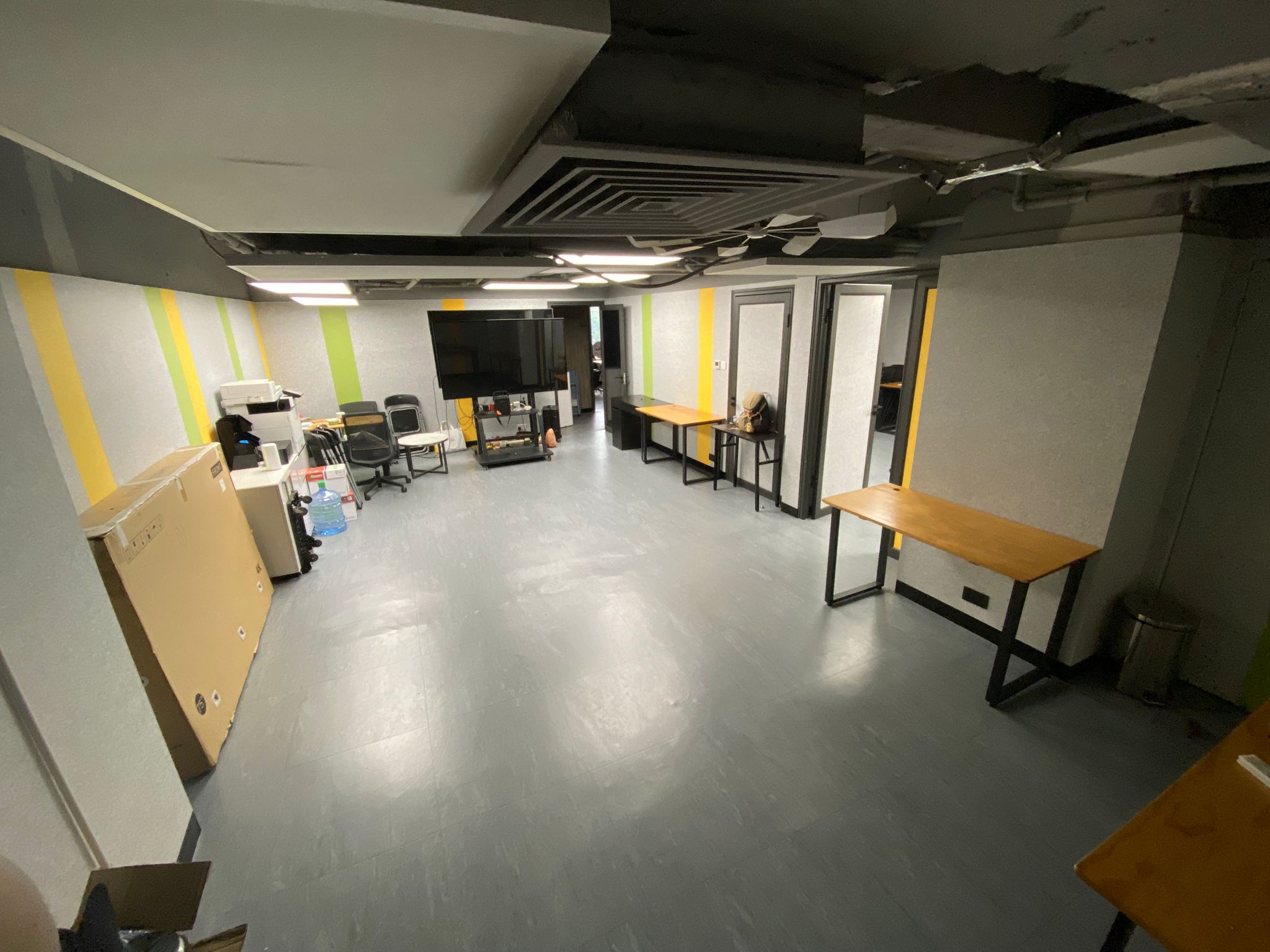 Easy Solution Training Room — wall-mounted display and presenter zone